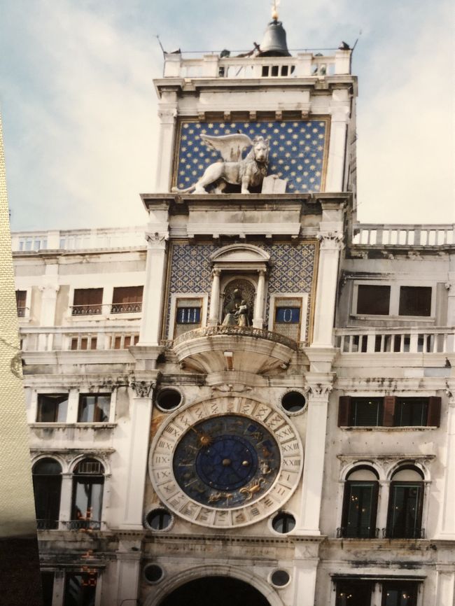 青色はラピスラズリ<br />ムーンフェイズの中世の時計