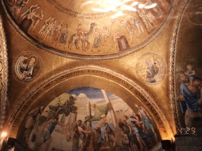 天井は金ピカですよ ♪