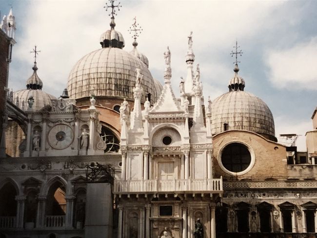 横手から出て来ました。