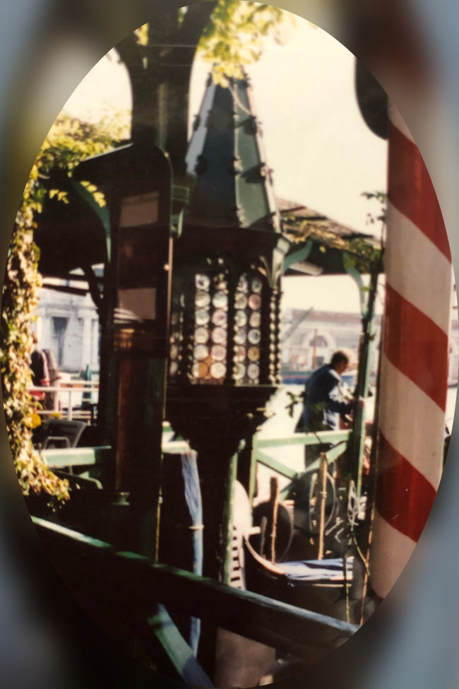 牛乳瓶の底みたいな、色ガラスが<br />可愛い ♪