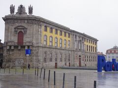 写真博物館（Centro Portugues de Fotografia）です。
「Ｐｏｒｔｏ．」のモチーフが置かれています。
