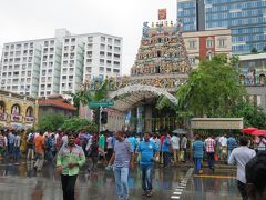 スリ・ヴィラマカリアマン寺院の前を通りました。いつも人でいっぱい！神様もいっぱい。