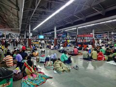 ごった返す、ハウラー駅。

１１月１３日（木）の夕方、コルカタゲストハウスを出ると、その前の通りから20番の路面電車に乗ってハウラー橋まで行き（Rs5：10円）、ハウラー橋を歩いて渡って左手にあるハウラー駅に行きました。
※インドルピーのレートはすべて、Rs1=\2で計算。

ここからトレイン?12333、２０時発のバラナシ行きの夜行寝台列車に乗車。
今回のインド旅においては、鉄道チケットの大部分は自宅のパソコンから「Cleartrip」経由で予約購入しました。
ハウラーからバラナシへはAC2 Tier(2A)の車両でCleartripの手数料込でRs1035（\2070)。
※６０歳以上はシニア料金（女性は５８歳以上）が適用され、約35％割引になるのは嬉しい。

コルカタ・ハウラー駅からバラナシ駅までは距離760Kmで、スケジュールでは所要１３時間３０分。
※しかし、スケジュール通りにいかないのがインド。