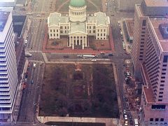 St. Louis に仕事でいきました。午前中が空いていたので、大急ぎでdowntown を歩きました。
まずは、Gateway Arch　に登ります。真下に見えるのが，
Old Courthouse.