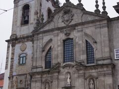 カルモ教会の左隣に建つ「カルメル教会（Igreja dos Carmelitas）」。
外壁は１６２８年に完成し、鐘楼も１７世紀半ばに完成しました。
それにしても何故、こんなに近接して建てたんでしょうね。
