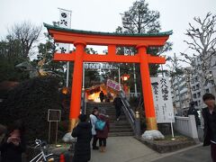 16：35　穴八幡宮　
祭神　應神天皇　仲哀天皇　神功皇后

1062年、源義家が奥州平定の帰路に兜と太刀を納めて八幡神をまつったことに始まると伝わります。
都心部の神社はこの伝説を持つところが多いですね。