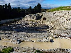 紀元前5世紀の古代ギリシャ時代に建造された劇場です。ローマ時代に改装されて、使われ続けたそうです。ギリシャ人、ローマ人は演劇好きで、彼らが構築した大きな都市には殆どこのような劇場があります。