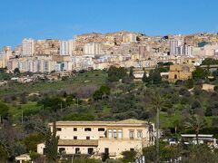 シチリア島南部を走る道路を進んで、ローマ時代の遺跡が残されていることで有名なアグリジェンドに来ました。この町のホテルに宿泊しました。アグリジェンド旧市街は丘上にあります。