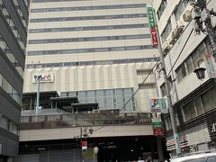 10:30
買い物がてら、お散歩スタートです。
恵比寿アトレに向かいます。
こちらは恵比寿駅の東口側です。階段を上がります。