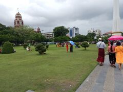 マハバンドゥーラ公園。芝生が広がっており、市民の憩いの場になっていえう。