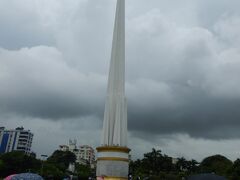 マハバンドゥーラ公園。
独立記念塔が建っている。