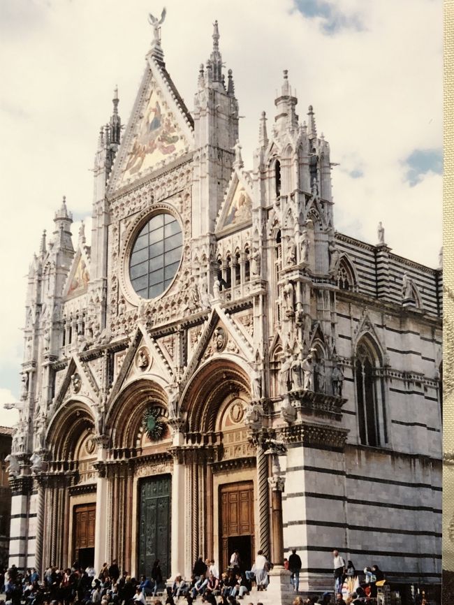 入り組んだ小さな町の中に、広場や<br />ドゥオモがあります。