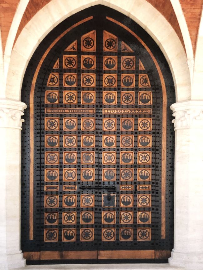 面積は十和田湖とほぼ同じ。<br />世界で5番目に小さなミニ国家。<br />訪ねた時は、世界で3番目だったけど…<br />あれから二つ独立国が増えたのね。<br />また、現存する世界最古の共和国<br />だそうです。