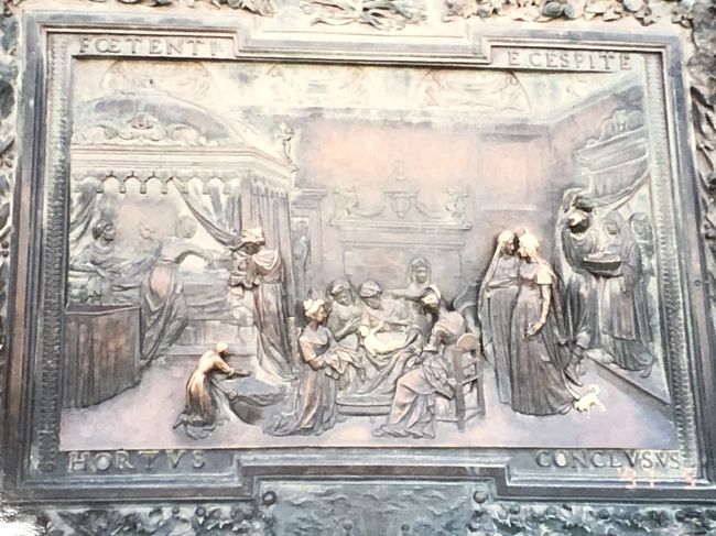 前回は触ってご利益を得る事ができた<br />彫刻ですが、今回は柵が設けられており<br />触る事が出来ませんでした。