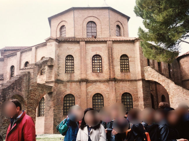 4日目、ラヴェンナへ。<br />サン・ヴィッターレ教会。<br />日本のゴールデンウィークは<br />イタリアでは修学旅行のシーズンです。