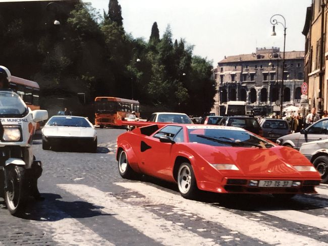 フェラーリの列<br />何台も走って行きました。