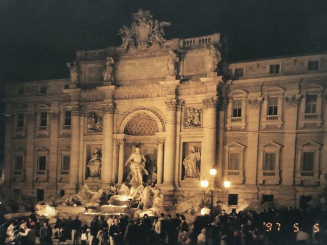 食後は夜のトレビの泉と