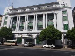 Inland Water Transport (旧Irrawaddy Flotilla Companyビル) 
内陸水運局。

ヤンゴンでもらった観光案内地図にはInland Waterways Department 書いてあった。遡ってみると、植民地時代にあった Irrawaddy Flotilla Companyといういイラワジ川（エーヤワディー川）の水運を担っていた会社のビルを現在でも内陸水運局として利用しているのだろう。正面に並んだ１０本の柱が印象的だった。


