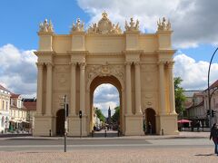 ベルリンのそれに比べると可愛らしい作りになっていますが、それでも立派な門です。ちょっぴり凱旋門に似てるかな?
