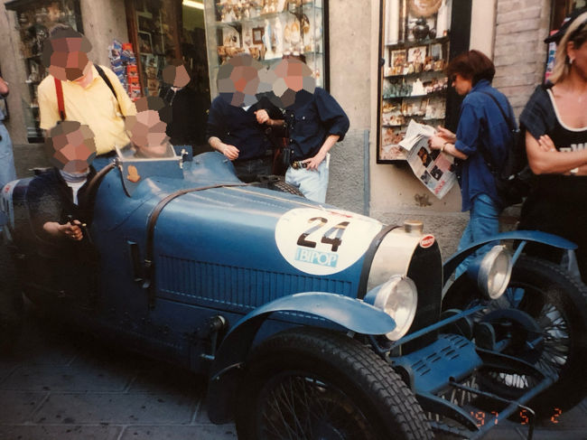 沢山の見慣れない車が通って行きます。