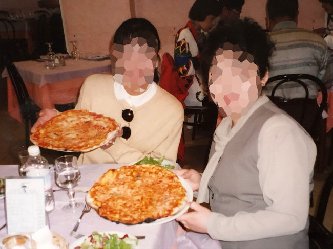 お昼は顔より大きなピッツァ ♪
