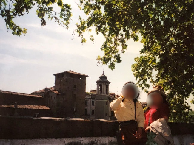 ティベリーナ島のすずかけの木の下で<br />暫しお昼寝をし