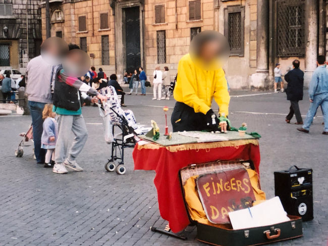 日曜日の午後で、人も多く<br />フィンガー・ダンスのパフォーマンスも