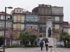 カルモ教会の外に出ました。
図にあるように、出口は正面玄関からずっと奥の側面です。
教会から少し北側にあるカルロス・アルベルト広場
（Praca de Carlos Alberto）に来ました。
1914年の第一次世界大戦の慰霊碑があります。
背後にはマグノリア（木蓮）が咲いています。
