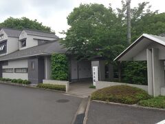 清河園にはかなり昔、次男が会社を辞めて市役所に1年後に入り直した時に連れて行ってくれた時以来です。
長男家族に我ら夫婦と次男の6人です。
今回はシニア2人です。
裏が入間川の吾妻峡に差しかかる所で美しい景色です。