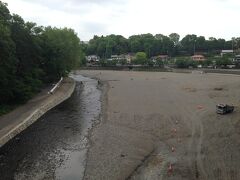 入間川にかかる割岩橋から上流を見ると砂浜、河原が繋がっていた。
飯能河原ってこんなに広いんですね。
普段は大勢の子供連れで賑わっているのに、
今日はコロナウィルスの三密で外出制限されているので人がいません。
この上流は吾妻峡から名栗渓谷になっていきます。