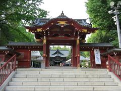 会館の前には秩父神社
神門からみる本殿

ここ、かなり大きいのだが駐車場が不充分（おそらく繁忙期は臨時に設けられるのだろうが）
なのでつい「まつり会館」の駐車場に停めたくなるんだが、そこは管理人のおとーさんが目を光らせていて、クルマから降りて神社に向かおうものなら「クルマを出せ」と言ってくる

夜祭りは秩父神社の例大祭なんだからいいじゃん、なんて理屈は通じない(笑)