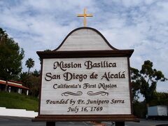 友人おススメの教会にやって来ました。
ミッション・バジリカ・サンディエゴ・デ・アルカラ、スペインの植民地時代だった1769年にカリフォルニアで最初に建てられたキリスト教（カトリック）の伝道所です。
