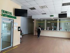 ビリニュスからリガヘ向かう途中、シャウレイに立ち寄りました。本数限られた路線バスの時間までに荷物を預けて切符を買って、がドキドキでしたが大丈夫でした。左側の扉が手荷物預ける所です。