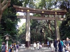 ５＜明治神宮一の鳥居＞
ＪＲ山手線で原宿駅に移動します。
初詣ではめちゃくちゃ混み合う「明治神宮」ですが、１月中旬ともなると人出も減り参拝も楽になります。
写真は、大正9年に台湾檜を用いて作られた「一の鳥居」です。この100年で内部の腐食も進んでしまったため、2020年に建て替えられるそうです。