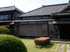 江戸で開業していた佐藤泰然は佐倉藩主の招きで1843年にオランダ医学塾兼診療所として順天堂を開設しました。診療棟の一部がここに移転し展示されています。