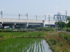 京成成田空港アクセス線と国道４６４号線に交叉しました。水路が穏やかな流れになり釣りをする人が多くなります。線路沿いに国道を進み印旛日本医大方面に向かいます。