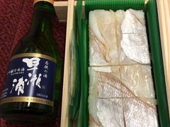 朝ごはんがわりに塩荘[http://shioso.co.jp/]の鯛すしを食べました。と言いながら、午前中から日本酒も飲んでしまいました。うまいなぁ。（日本酒も鯛すしも）
列車内で食べたのですが、動き出す前に食べ終わってしまいました。