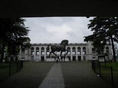 巨大な馬の像が展示された競馬場と思われる建物もあった。