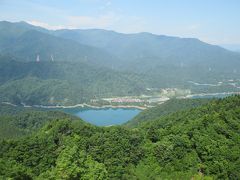 仏果山の展望台から宮ヶ瀬湖方面を眺めます。あぁ、きれい。来てよかった～。