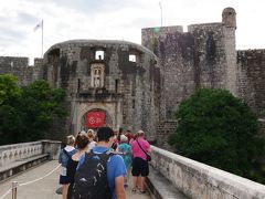 城壁を目指して、再びピレ門の中へ。
さすが世界的な観光地です。人が多い。
