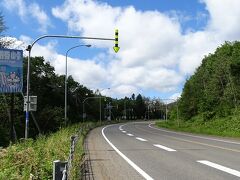 　道路線形は次第に登り傾向になり、ついに"狩勝峠1合目"と書かれた看板が見えた。いよいよここから狩勝峠越えが始まるが、辛い上り坂もこの標高看板を目標に登れば楽しみができる。