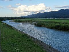 　空知川に沿って、富良野市中心部を目指して北上する。残りの距離は20kmを切った。日がだんだん傾き夕暮れが迫っている。

　道の脇にはメロンやとうきびの直売所が立ち並んでいる。明日ゆっくり味わうことにしよう。