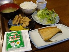 　早速食堂に入り、600円の"朝定食"を注文。時間は早朝だが店内は中々の混雑ぶりで、みんな朝定食を食べている様だった。

　朝定食とは端的に言うとオールセルフ。カウンターに並べられた数多のおかずや焼き魚、ご飯、味噌汁を好きなだけ取り放題＆食べ放題と言う大変お得なメニューだった。朝から白米を3杯も食べてしまった。