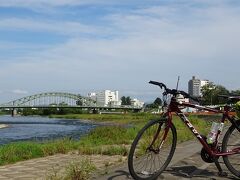 　到着時間が予想よりかなり早かったので、目的も無く市内をぐるぐる散策して回った。石狩川の河川敷をゆっくり走り旭橋と自転車を撮った。