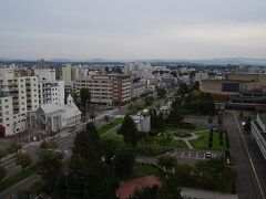 □4日目は旭川から日本一の直線道路を通り美唄まで。
　最終日の行程は旭川市を出発して空知地方を南下し、美唄市までの約80km。8時前にホテルを出発して、自転車にまたがった。旭川の朝もまた寒かった。空はどんよりしている。