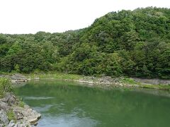 　自転車通行禁止の看板があったので、自転車を止めて早速吊橋を渡ってみた。橋の名前は神居大橋という。一度に100人以上渡らないでくださいと書かれた注意書きが恐怖をそそる。