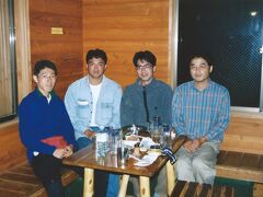 1995年8月29日
西穂高岳山荘でこれからの安全登山を祈って飲みます。
左端の川尻さん（東京）とは槍ヶ岳まで一緒に歩きました。