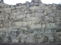 テルミニ駅近くのセルヴェリウスの城壁。

紀元前500年位に作られました。
その後、カエサルがのローマ改造計画の邪魔になるので一部を壊しました。

現在の城壁は紀元後270年頃に作られたアウレリアヌスの城壁です。
