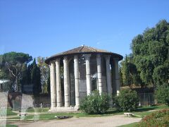 集合してローマ観光ツアースタートです。

真実の口の近くにあるヴェスタの神殿です。

この後、真実の口に行きましたが、写真はありません。