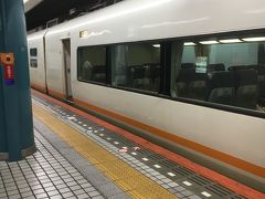 近鉄難波駅です。名古屋駅アーバンライナーが停車していたので一枚撮影。しまかぜはこの向かいのホームに到着するようです。